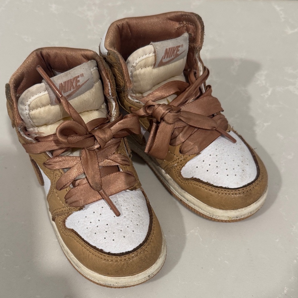 7C Jordan 1 Retro High OG PS sneakers. Nike Kids Sneakers - Tan and White